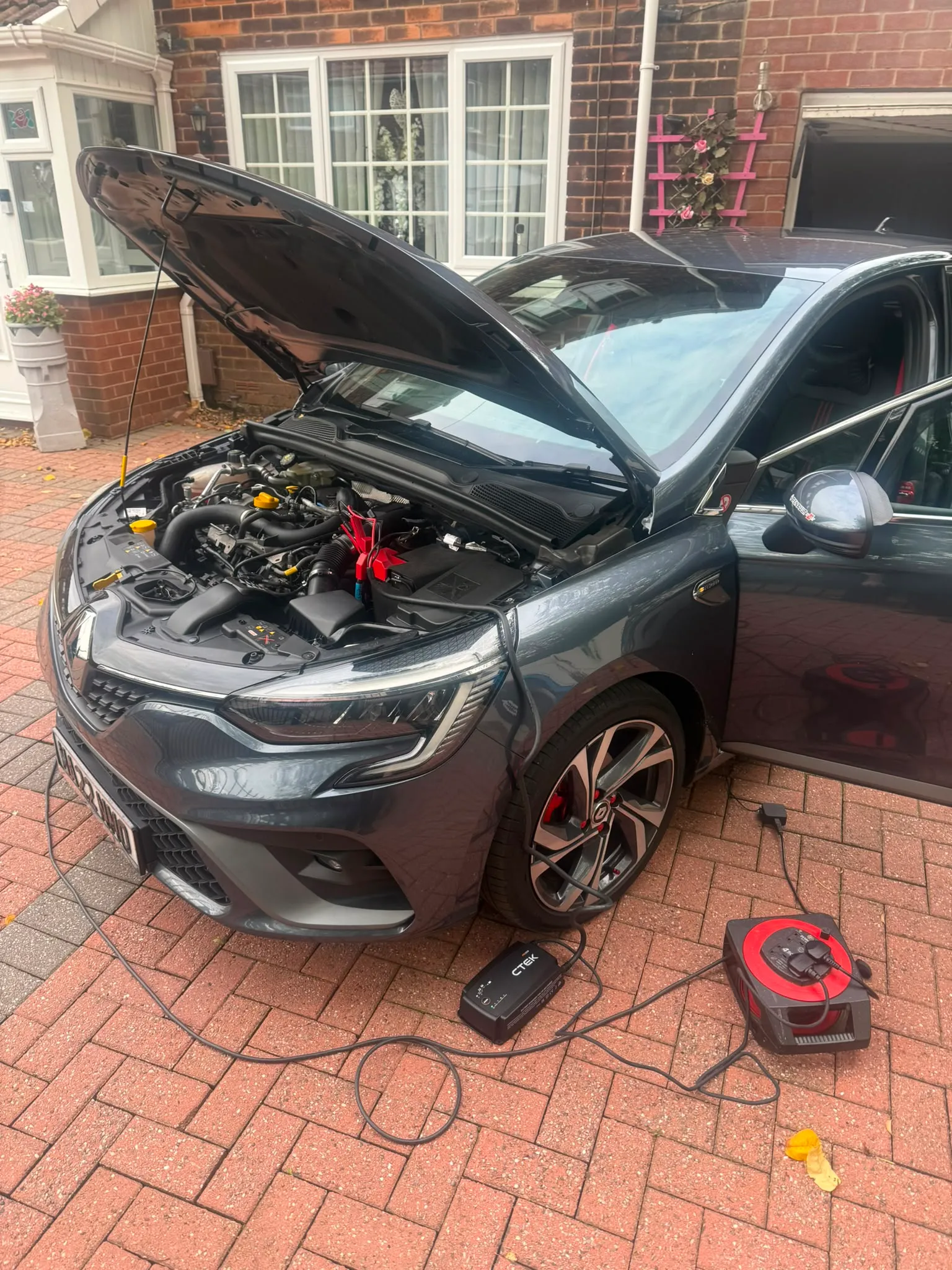 Renault Clio RS Line. On charge and plugged in. Battery support stays on for the whole job.